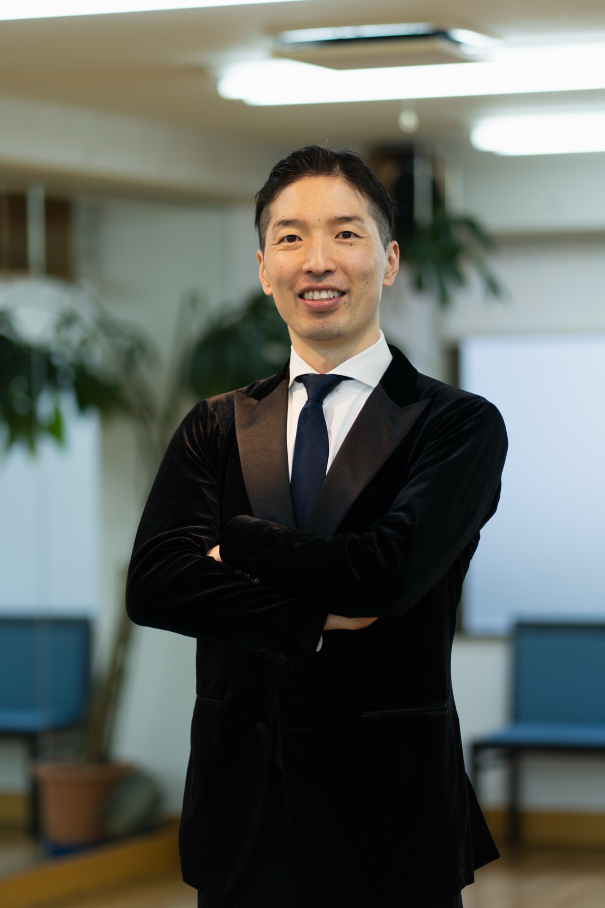 腕を組んで微笑む講師の下中 神司